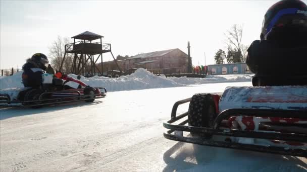 Winterkartfahren auf der Eisbahn. Clip. Gokart-Rennen im Winter - Filmmaterial, Video