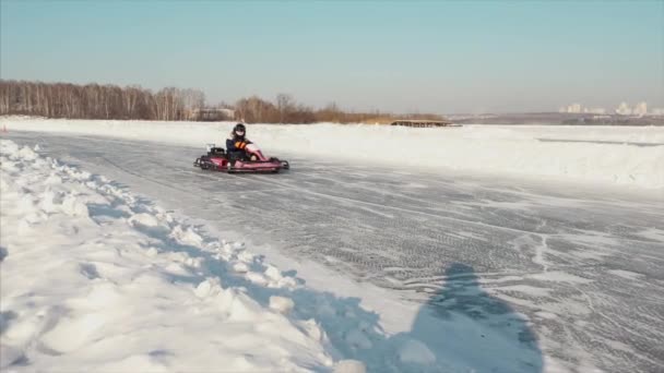 Winterkartfahren auf der Eisbahn. Clip. Gokart-Rennen im Winter - Filmmaterial, Video