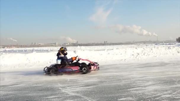 Competencia de karting de invierno en la pista de hielo. Clip. Movimiento de ir carrera de karts en invierno
 - Imágenes, Vídeo