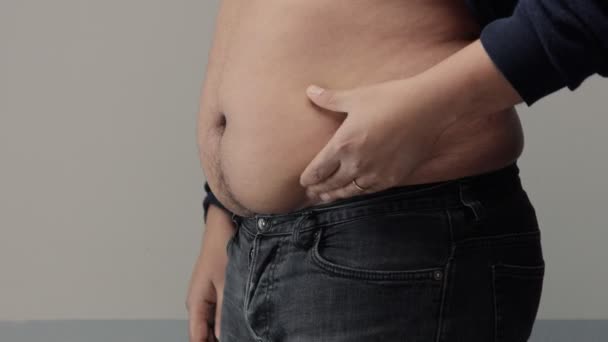 sovrappeso uomo primo piano di pancia
 - Filmati, video