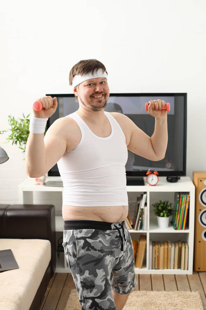 junger attraktiver Mann im Fitnessbereich - Foto, Bild