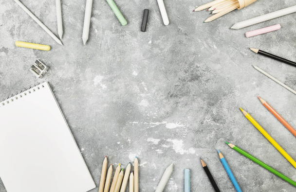 Аксесуари для малювання - кольорові олівці, пастель, білий папір на
 - Фото, зображення
