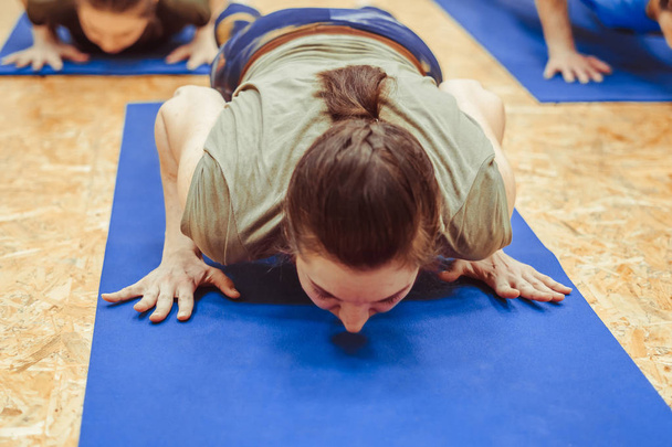 Koridorda yoga yaparken kız - Fotoğraf, Görsel