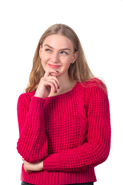 όμορφη ξανθιά κοπέλα χαμογελαστή σε κόκκινη μπλούζα είναι σκέψης - Φωτογραφία, εικόνα