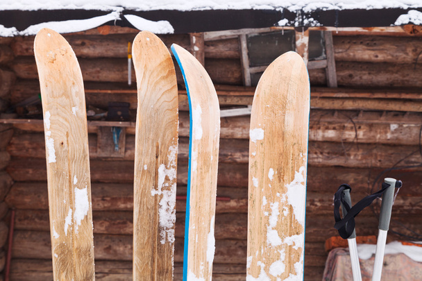 dva páry lyží široké dřevěné lov - Fotografie, Obrázek