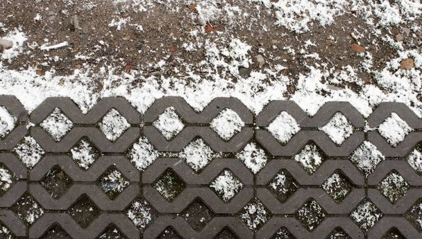 Diamond-shaped τσιμεντένιο πεζοδρόμιο που καλύπτονται με χιόνι - Φωτογραφία, εικόνα