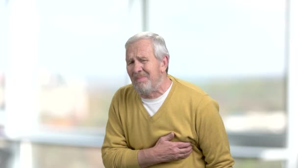 Καυκάσιοι ηλικίας άνδρα που πάσχουν από καρδιακή προσβολή. - Πλάνα, βίντεο