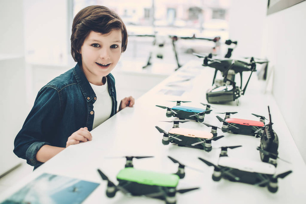 Boy in quadcopter store - Foto, afbeelding