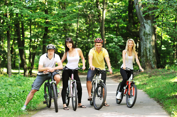 Groupe de quatre adultes à vélo à la campagne
 - Photo, image