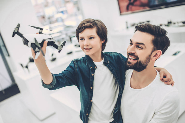Dad and son in quadcopter store - Foto, afbeelding