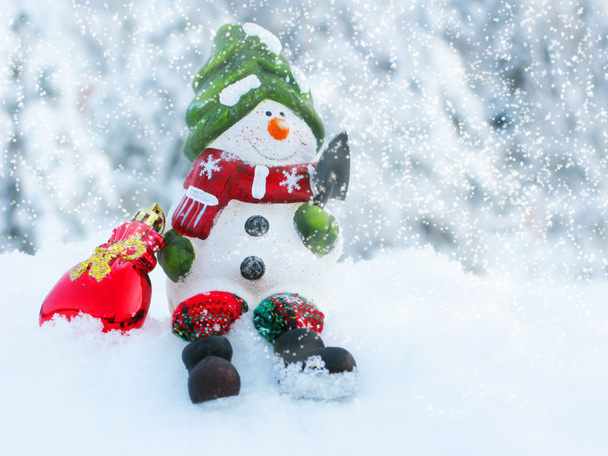 frohe Schneemann Weihnachtsgrußkarte mit Schnee und Schneeflocken - Foto, Bild