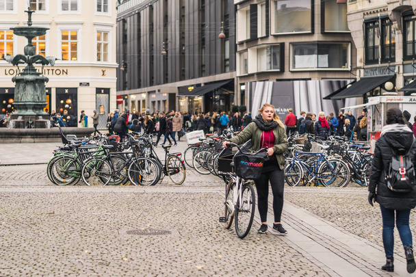 Копенгаген - 17 жовтня 2016: Дівчата повз стоянки місцевих велосипедів в на Amargertorv площі - Фото, зображення