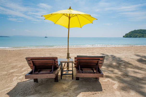 Liegestühle und Sonnenschirm auf der Sommerinsel in Phuket, Thailand.  - Foto, Bild