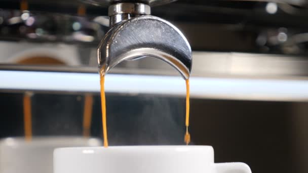 Cafetería. Haciendo café fresco saliendo de una máquina de café expreso. Movimiento lento
 - Metraje, vídeo