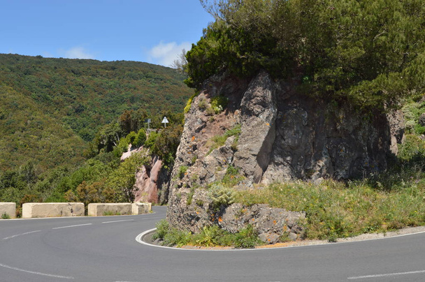 Wendepunkt einer kurvenreichen Bergstraße auf Teneriffa - Foto, Bild