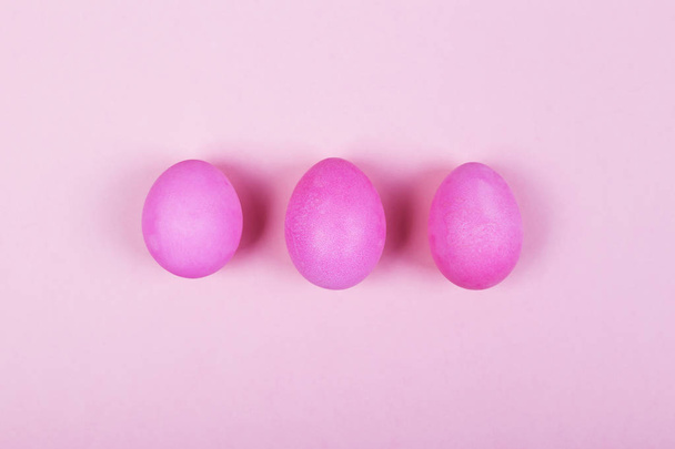 Pink eggs on pink background. Top view - Foto, imagen