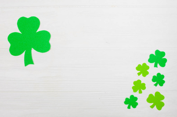 St. Patrick dzień tematu kolorowy poziomy baner. Shamrock zielonych liści na białym tle drewnianych. Produkt jest wytwarzanie elementów. Kopiować miejsca. Dla karty z pozdrowieniami transparent - Zdjęcie, obraz