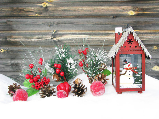 navidad linterna decoración invierno bayas y nieve en madera b
 - Foto, Imagen