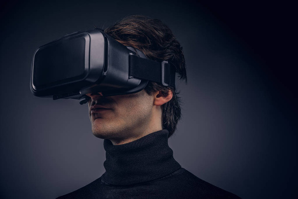 Retrato de estúdio de um homem usando dispositivo de realidade virtual
 - Foto, Imagem