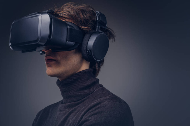 Retrato de estudio de un hombre que usa un dispositivo de realidad virtual
 - Foto, imagen