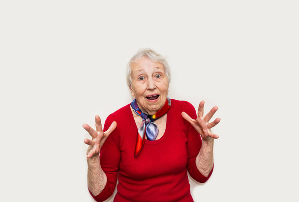 Stará žena s překvapeným výrazem ve tváři - Fotografie, Obrázek
