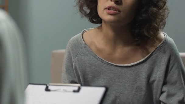 Γυναίκα, μιλώντας σε ψυχολόγο για να απαλλαγούμε από ιδεοψυχαναγκαστική διαταραχή και η νεύρωση - Πλάνα, βίντεο