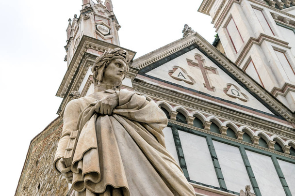 die Statue des Dante alighieri auf der Piazza Santa Croce, neben der Basilika Santa Croce, Florenz, Italien. - Foto, Bild