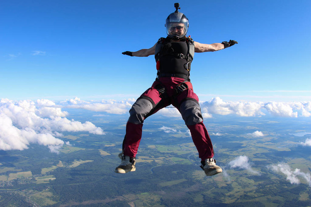 Chica-paracaidista está volando en el cielo
. - Foto, Imagen