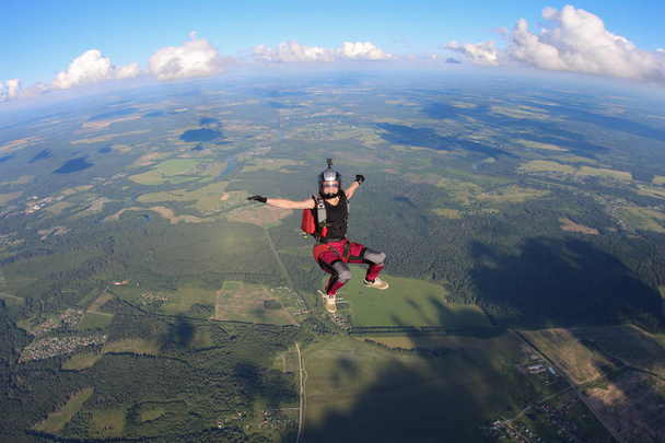 Chica-paracaidista está volando en el cielo
. - Foto, Imagen