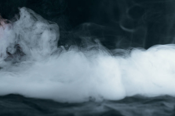 Textuur van witte rook op een zwarte achtergrond - Foto, afbeelding