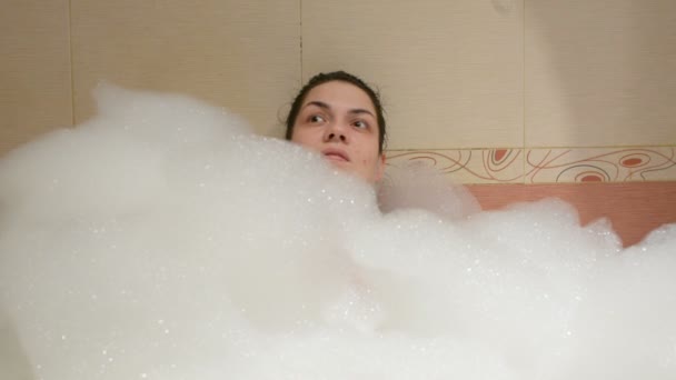 La chica está bañada en una bañera con espuma
 - Imágenes, Vídeo