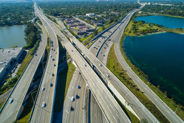 Luchtfoto drone foto snelweg interchange Miami Florida Palmetto ex - Foto, afbeelding