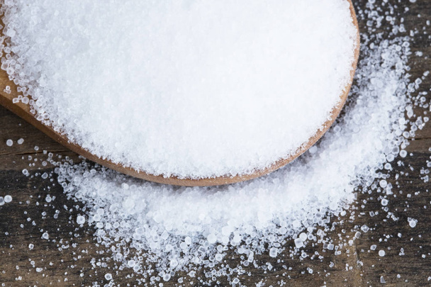 sůl v dřevěnou lžící - Fotografie, Obrázek