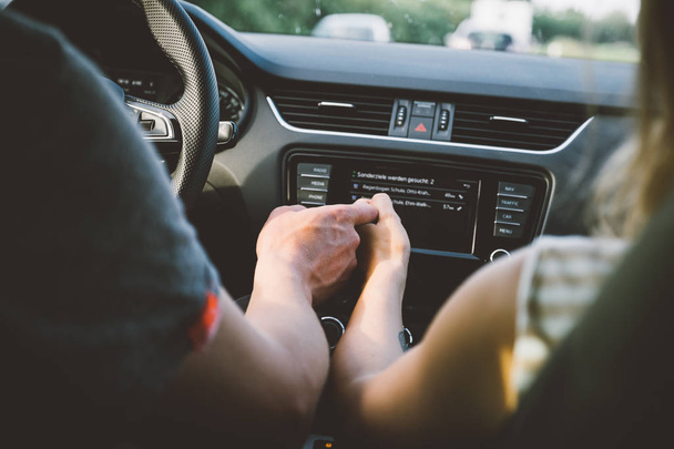 couple tenant la main dans la voiture
 - Photo, image