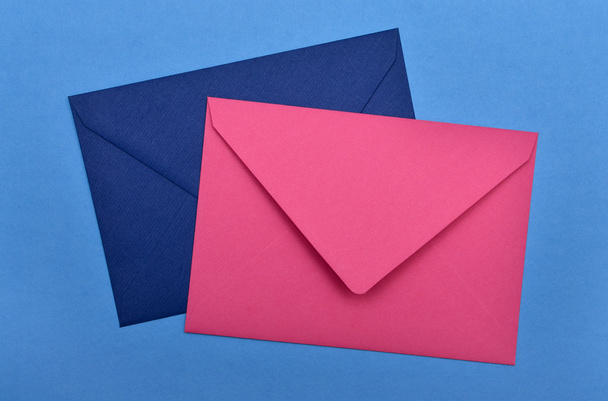 twee enveloppen op een blauwe achtergrond - Foto, afbeelding
