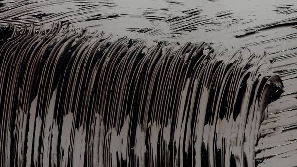 Černá řasenka tahy štětcem na bílé - Fotografie, Obrázek