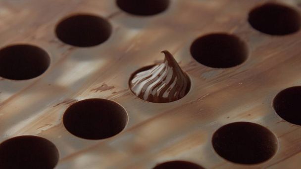 plíseň na čokoládové candys s jednou dírou plnou smetany - Fotografie, Obrázek