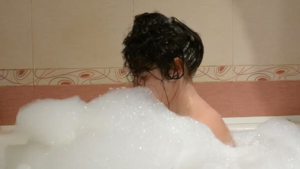 Het meisje baadt in een bad met schuim - Video