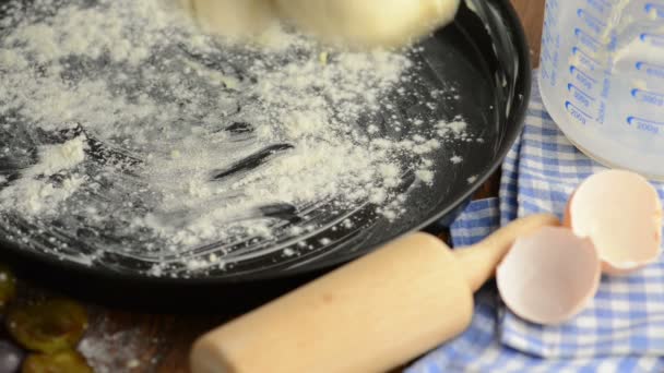 Poner pastel de trompeta en una sartén de pan. aparte de cáscaras de huevo, rodillo y jarra de medición
. - Metraje, vídeo