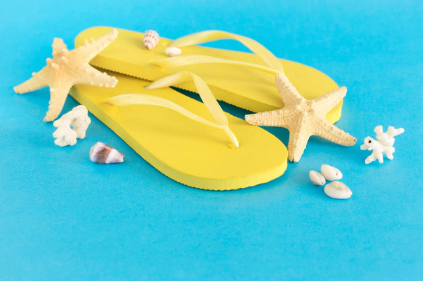 Flip Flops with seashells on blue background - Foto, immagini
