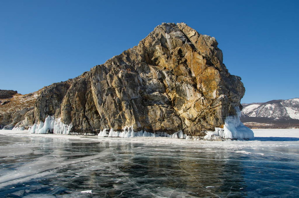 Rusland. De unieke schoonheid van transparante ijs van het Baikalmeer. - Foto, afbeelding