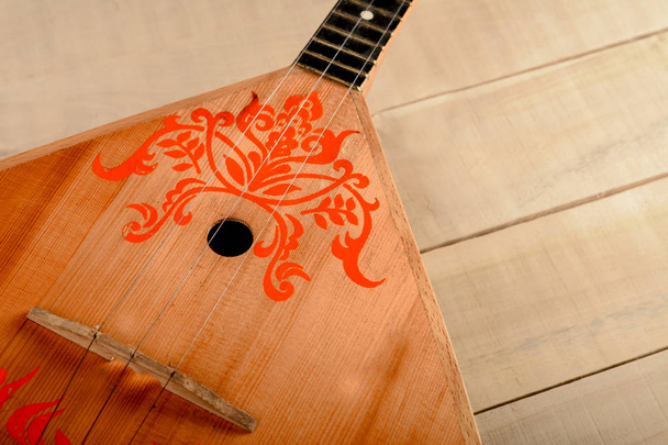 Rosyjski instrument muzyczny balalaika na drewnianym stole - Zdjęcie, obraz