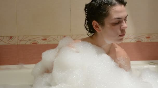Het meisje baadt in een bad met schuim - Video