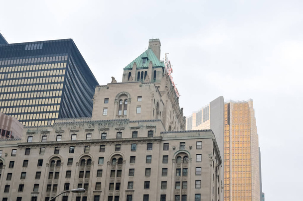 Facciata di grattacieli di vetro nero nel centro di Toronto ad angolo basso
 - Foto, immagini