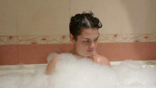 A menina é banhada em uma banheira com espuma
 - Filmagem, Vídeo