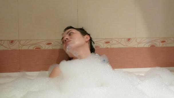 La chica está bañada en una bañera con espuma
 - Metraje, vídeo