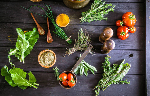Gemüse auf Holz. Bio Gesunde Lebensmittel, Kräuter und Gewürze. Bio-Gemüse auf Holz - Foto, Bild
