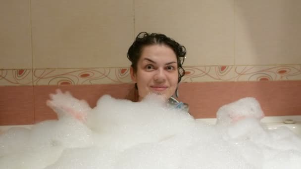A menina é banhada em uma banheira com espuma
 - Filmagem, Vídeo