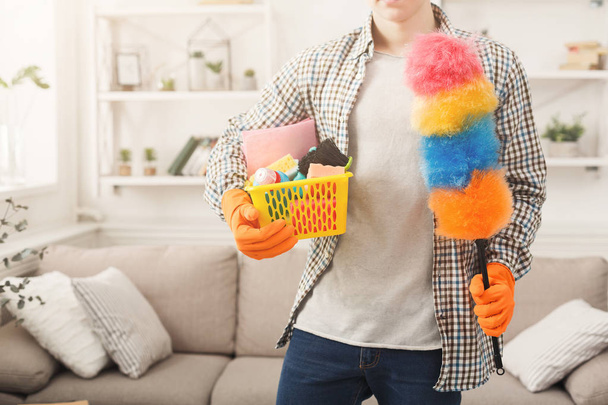 Felismerhetetlen ember otthon takarítás - Fotó, kép
