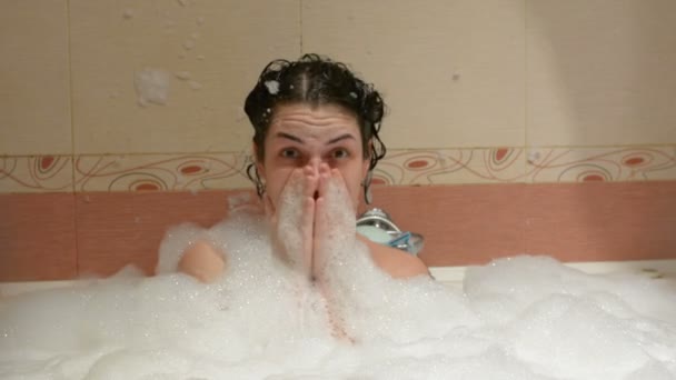 Девушка купается в ванне с пеной
 - Кадры, видео